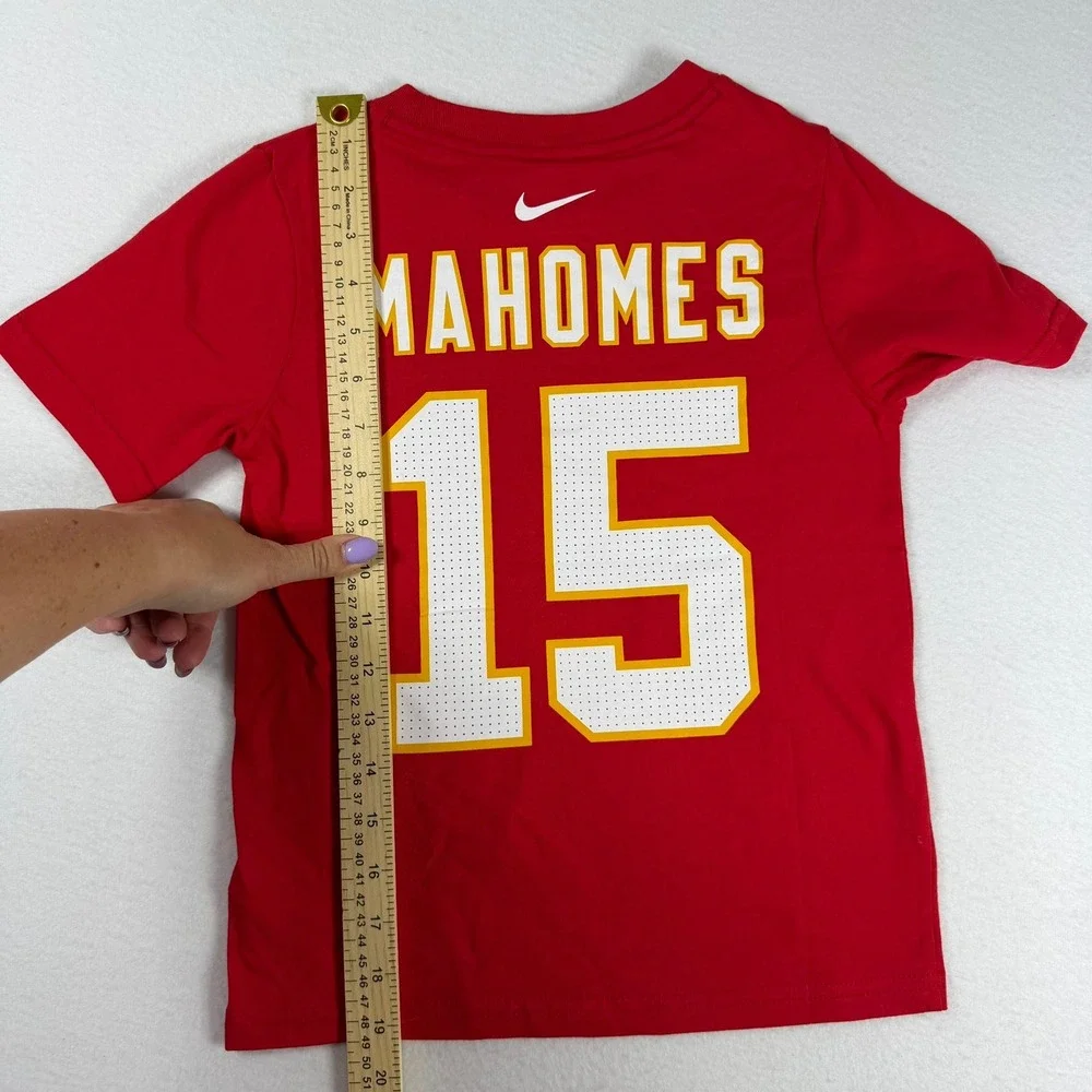 Nike Kansas City Chiefs Patrick Mahomes 15 Red Graphic T-Shirt Kids Size 7 L-7